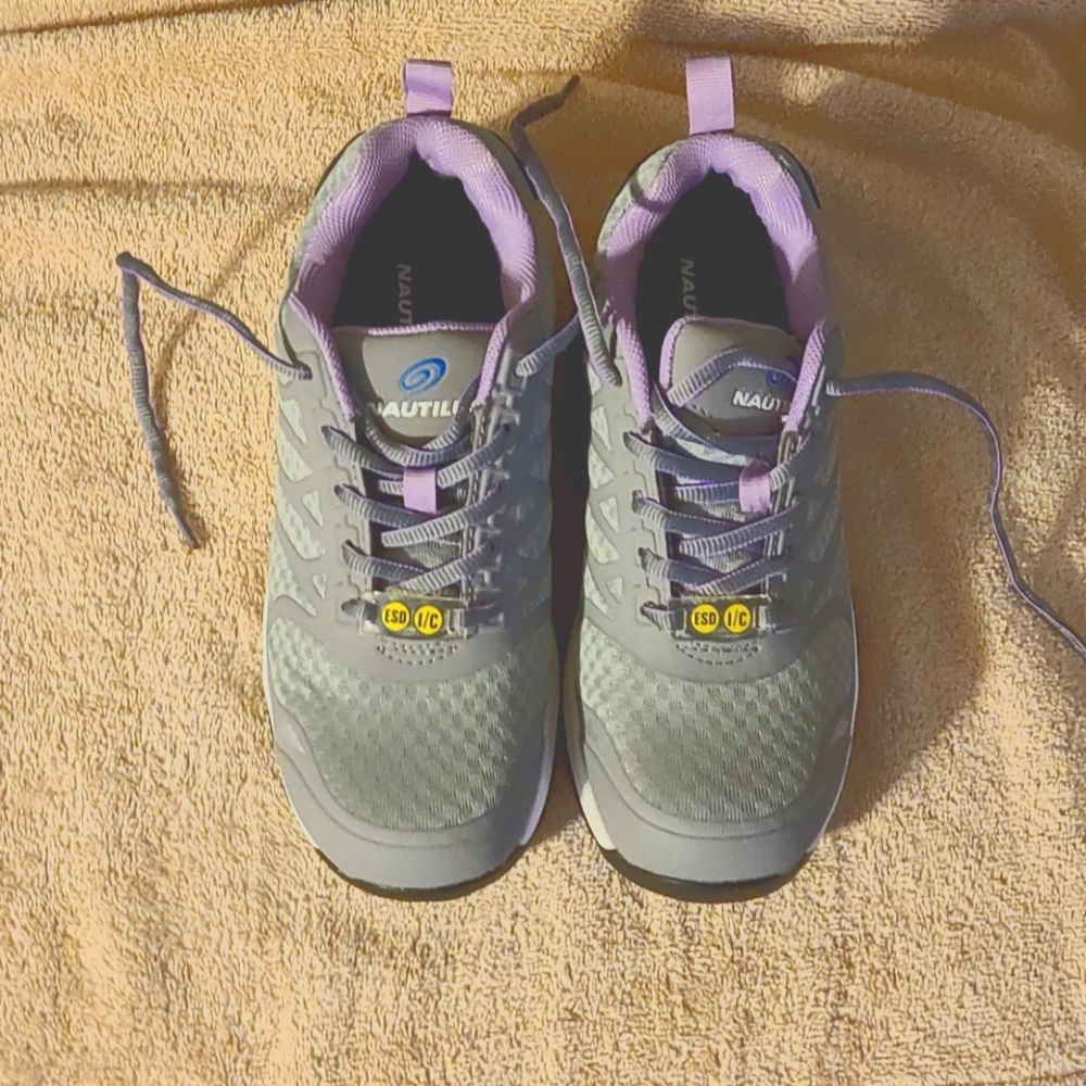 Nwot nautilus women's steel toe shoes
